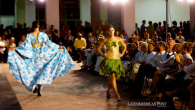 Modelos participan en un desfile de modas este miércoles en la sede del museo Nacional de Bellas Artes en La Habana (Cuba).