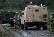 Personal militar resguarda una ruta el 28 de abril de 2024, en la localidad de Antiquina, Región del Bío Bío (Chile).