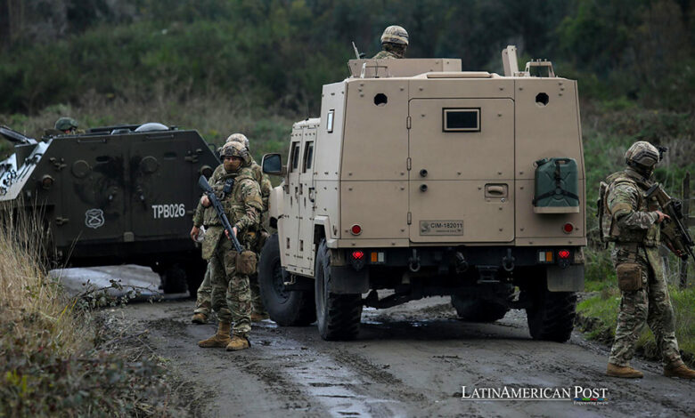 Personal militar resguarda una ruta el 28 de abril de 2024, en la localidad de Antiquina, Región del Bío Bío (Chile).