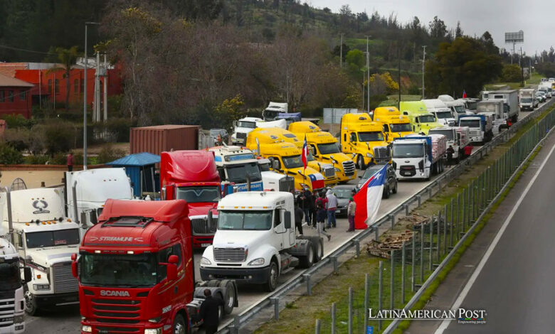 Vista de camiones detenidos en una vía chilena como parte de un paro, en una fotografía de archivo.