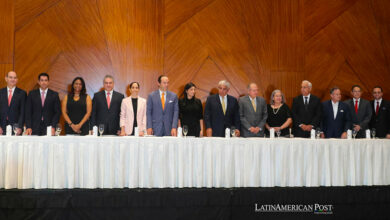 El presidente de Panamá, (C8) posa con los funcionarios que harán parte de su gabinete este jueves, en Ciudad de Panamá (Panamá).