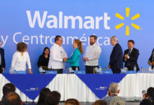 El presidente de Guatemala, Bernardo Arévalo, estrecha la mano de Cristina Ronski, CEO de Walmart