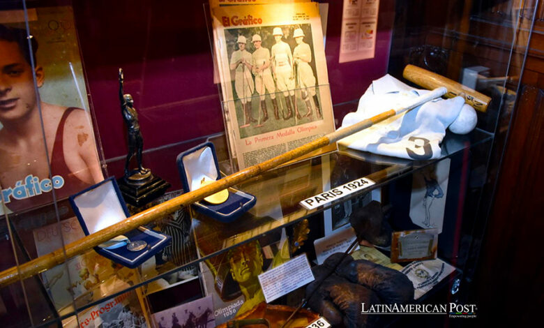Fotografía cedida por el Comité Olímpico Argentino de una vitrina del remodelado Museo Olímpico Argentino, en Buenos Aires (Argentina).