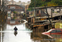 Una mujer camina en medio de una zona afectada por las inundaciones, en la ciudad de Porto Alegre