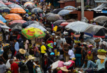 Personas caminan en medio de un mercado en Pétionville, este domingo en Puerto Príncipe (Haití).