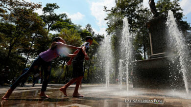 Niños se refrescan debido a las altas temperaturas registradas, el 24 de mayo de 2024, en la Ciudad de México (México).