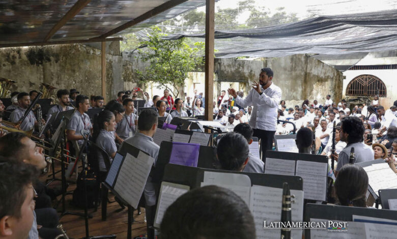 La orquesta sinfónica nacional de Colombia participa de la conmemoración de los 22 años de la masacre de Bojayá este jueves, en Bojayá municipio del departamento del Chocó (Colombia)