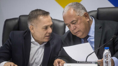 El presidente del Consejo Nacional Electoral (CNE) Elvis Amoroso, habla con el rector Carlos Quintero (i), antes de leer un comunicado en la sede principal del organismo, este martes en Caracas (Venezuela).