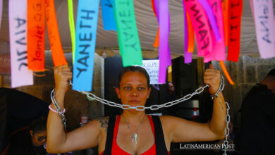 Una mujer se encadena durante una protesta este miércoles, para exigir la aprobación de la Ley contra la Violencia Vicaria en la ciudad de Guadalajara (México).