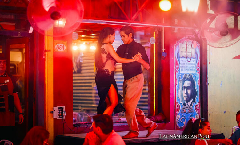 Una pareja presenta una demostración de tango en el barrio de la Boca en Buenos Aires (Argentina).