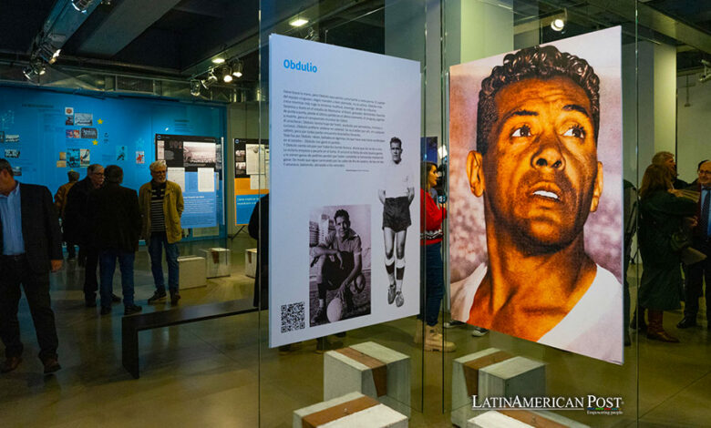 Fotografía que muestra la exposición "Cuando el fútbol fue mundial", este jueves en Montevideo (Uruguay).