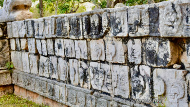 Parte de un tzompantli de piedra reconstruido en Chichén Itzá, ubicada en la península de Yucatán (México), que fue una de las ciudades más importantes de la civilización maya.