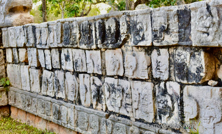 Parte de un tzompantli de piedra reconstruido en Chichén Itzá, ubicada en la península de Yucatán (México), que fue una de las ciudades más importantes de la civilización maya.