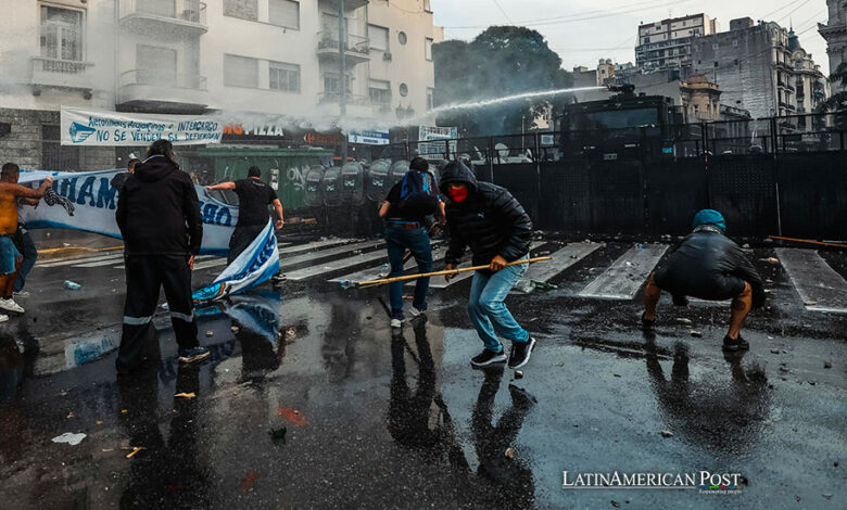 Personas se enfrentan con la policía durante una protesta a las afueras del senado durante un debate este miércoles, en Buenos Aires (Argentina).