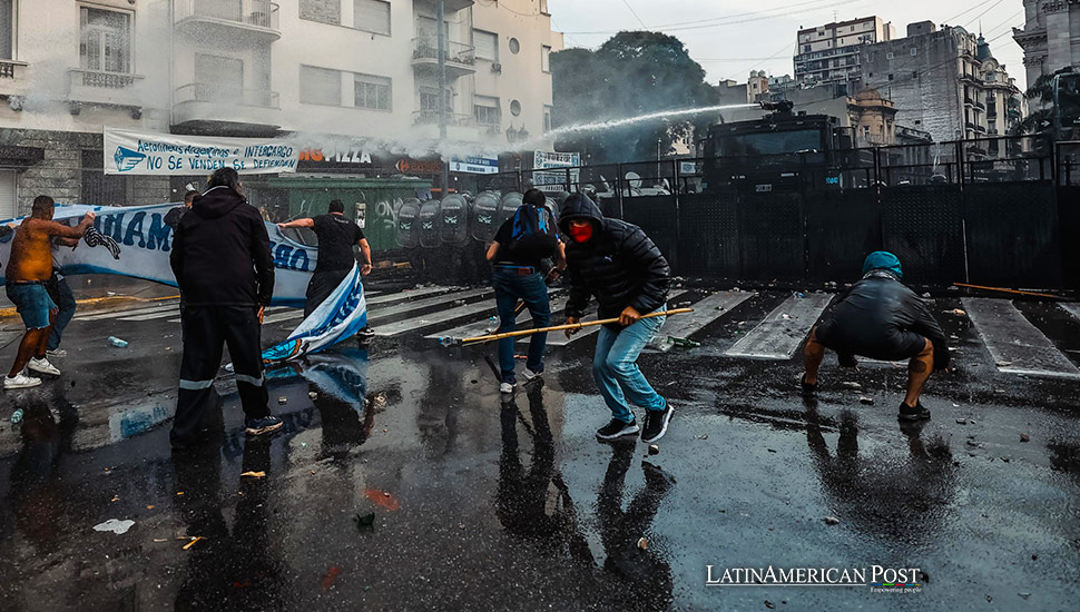 Argentina debate las reformas económicas de Milei en medio de violentas protestas