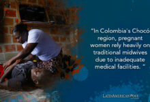 otografía fechada el 28 de mayo de 2024 de María Crucelina Sánchez (d), 'Chilina', mientras atiende a una joven embarazada en la población de Iró (Colombia)