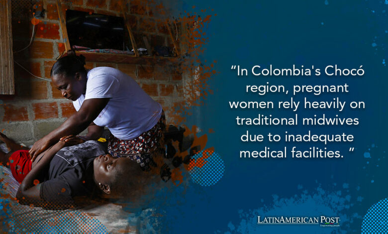 otografía fechada el 28 de mayo de 2024 de María Crucelina Sánchez (d), 'Chilina', mientras atiende a una joven embarazada en la población de Iró (Colombia)