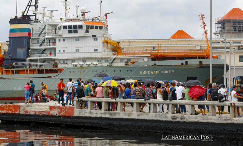 Personas esperan su turno para entrar a una fragata rusa de guerra este sábado en La Habana (Cuba)