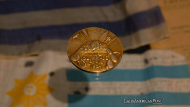 Fotografía que muestra la medalla de oro obtenida por la selección de Uruguay en los Juegos Olímpicos de París 1924 que será subastada el próximo 19 de junio en Montevideo (Uruguay)