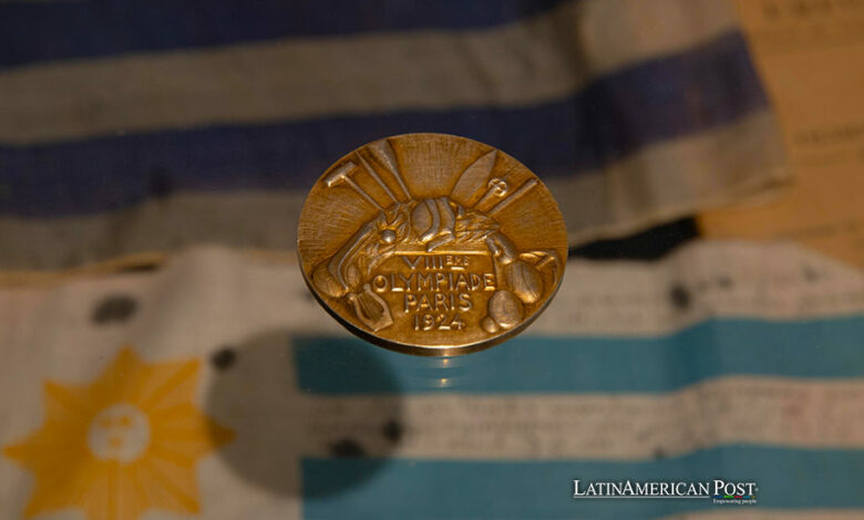 Fotografía que muestra la medalla de oro obtenida por la selección de Uruguay en los Juegos Olímpicos de París 1924 que será subastada el próximo 19 de junio en Montevideo (Uruguay)