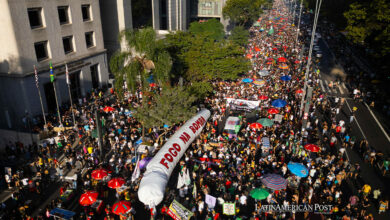 Fotografía aérea que muestra miles de personas mientras participan la decimosexta edición de la Marcha de la Marihuana este domingo en São Paulo (Brasil).