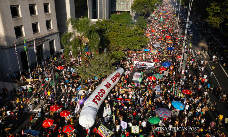Fotografía aérea que muestra miles de personas mientras participan la decimosexta edición de la Marcha de la Marihuana este domingo en São Paulo (Brasil).