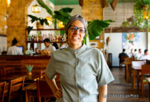 La chef brasileña Débora Shornik posa en el restaurante el Caxiri, el 8 de junio de 2024, en la ciudad de Manaus (Brasil).