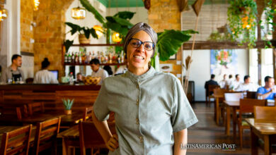 La chef brasileña Débora Shornik posa en el restaurante el Caxiri, el 8 de junio de 2024, en la ciudad de Manaus (Brasil).