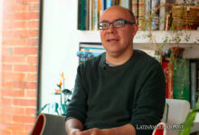 El escritor colombiano Ricardo Silva habla durante entrevista con EFE, el 19 de junio de 2024, en Bogotá (Colombia).