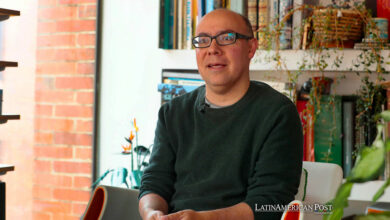 El escritor colombiano Ricardo Silva habla durante entrevista con EFE, el 19 de junio de 2024, en Bogotá (Colombia).