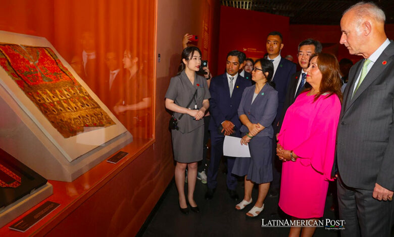 La presidenta de Perú, Dina Boluarte, visita una exposición de arte precolombino este miércoles en la ciudad de Shenzhen, en el sureste de China.