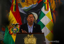El presidente de Bolivia Luis Arce camina durante una conferencia de prensa