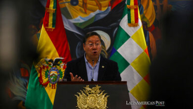 El presidente de Bolivia Luis Arce camina durante una conferencia de prensa