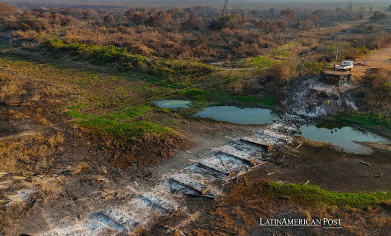 Fotografía tomada con un dron que muestra este jueves, el lugar donde había un puente que fue destruido tras un incendio cerca de la carretera MS-228 en el Pantanal brasileño, perteneciente a la ciudad de Corumbá (Brasil).