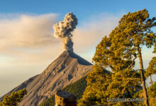 Fotografía que muestra una explosión en el volcán Acatenango, vista desde un campamento el 12 de enero de 2023 en Acatenango (Guatemala).