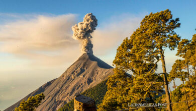 Fotografía que muestra una explosión en el volcán Acatenango, vista desde un campamento el 12 de enero de 2023 en Acatenango (Guatemala).