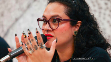 La cantante guatemalteca Rebeca Lane habla durante una conferencia de prensa este miércoles, en Ciudad de Guatemala (Guatemala).