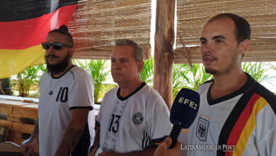 Alberto Santos(d), Bryan Vega (c) y Elvis Zúñiga del club de aficionados de peña Cubayern habla durante una entrevista con EFE