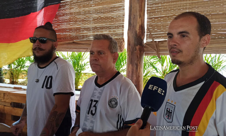 Alberto Santos(d), Bryan Vega (c) y Elvis Zúñiga del club de aficionados de peña Cubayern habla durante una entrevista con EFE