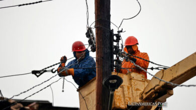 Dos trabajadores de la empresa eléctrica realizan trabajos de reparación en la Habana, Cuba