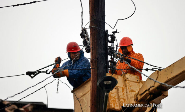 Dos trabajadores de la empresa eléctrica realizan trabajos de reparación en la Habana, Cuba