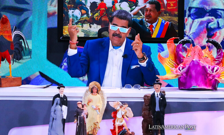 presidente de Venezuela, Nicolás Maduro durante la transmisión de su programa semanal de televisión "Con Maduro +", este lunes en Caracas (Venezuela).