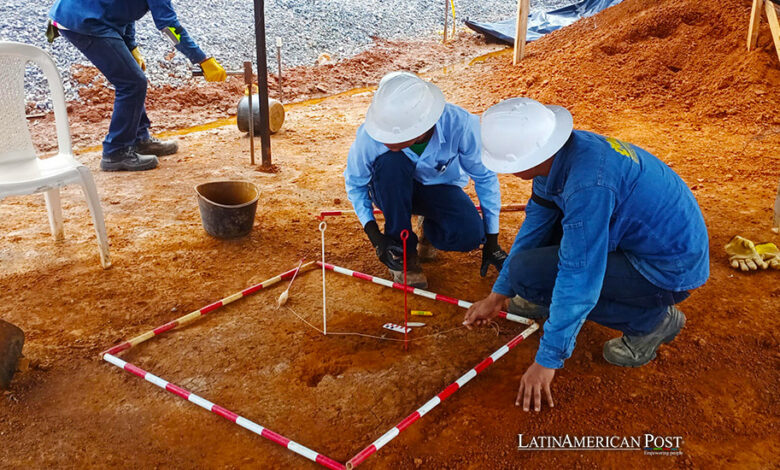 Fotografía cedida por Ecopetrol que muestra a un grupo de arqueólogos mientras trabaja en una excavación en zona rural del departamento del Meta (Colombia).