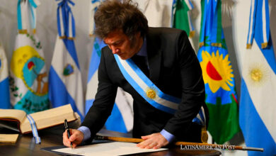 Presidente argentino Javier Milei sella pacto económico crucial con gobernadores