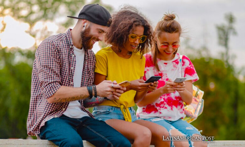 Ypung people watching smartphones