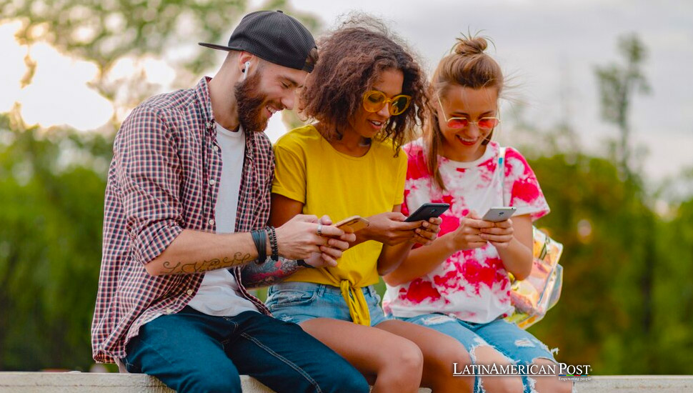 La dependencia de los hispanohablantes de las redes sociales para obtener noticias alimenta la desinformación