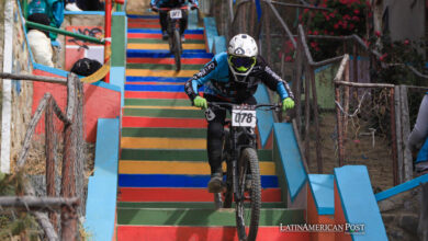 Un ciclista participa del Challenge Downhill 4.000 este domingo en La Paz (Bolivia).
