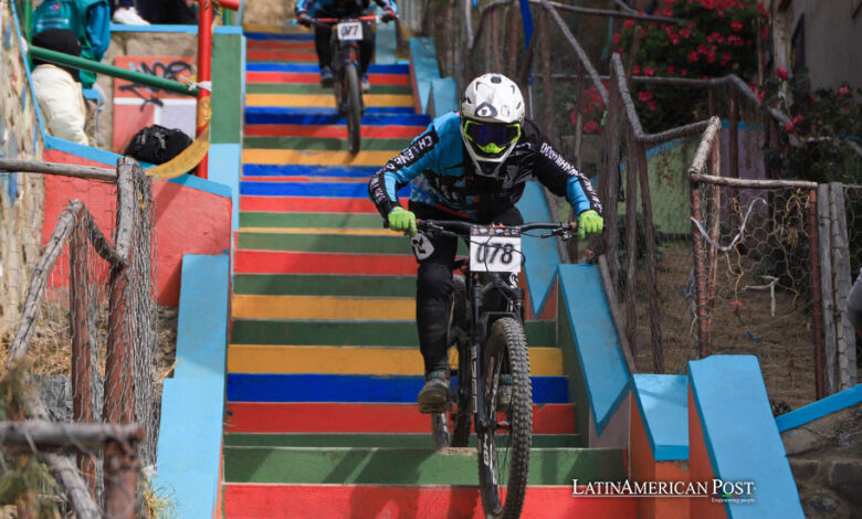Un ciclista participa del Challenge Downhill 4.000 este domingo en La Paz (Bolivia).
