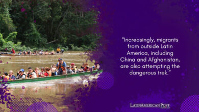 Migrantes llegan en canoa por el río Tuquesa desde el poblado de Bajo Chiquito hasta el centro de recepción de Lajas Blancas, el 28 de junio de 2024, en el Darién (Panamá).