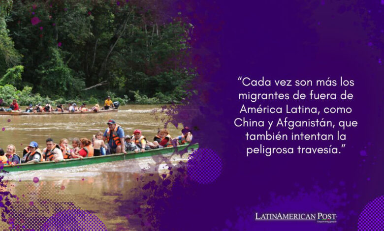 Migrantes llegan en canoa por el río Tuquesa desde el poblado de Bajo Chiquito hasta el centro de recepción de Lajas Blancas, el 28 de junio de 2024, en el Darién (Panamá).